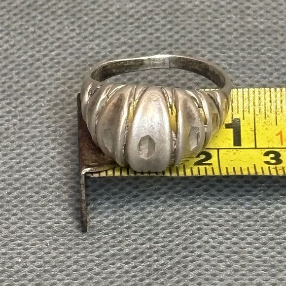 VINTAGE Ribbed Domed Ring Sterling Silver Size 8 1/2 - Picture 10 of 10
